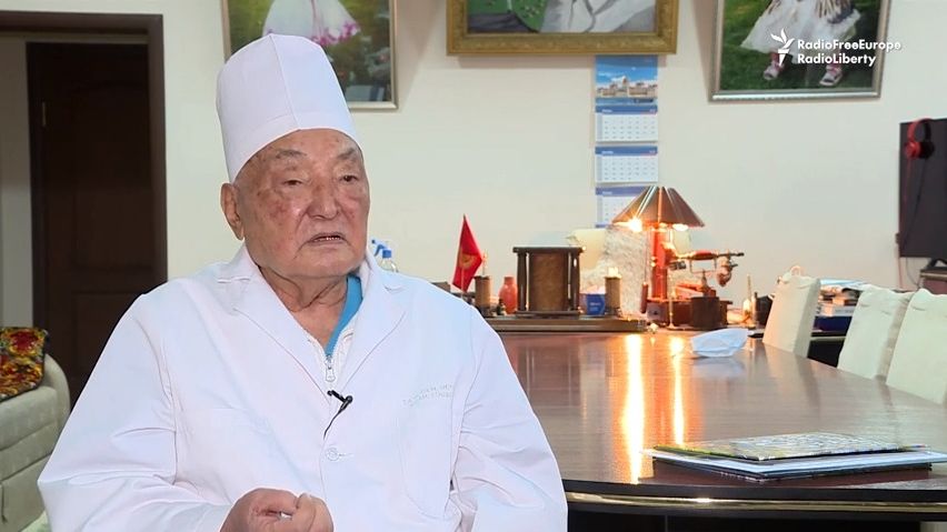 Video: Je nejstarším aktivním chirurgem na světě. Je mu 93 let